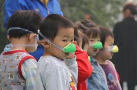 北京幼儿园为幼儿佩戴鼻罩防雾霾