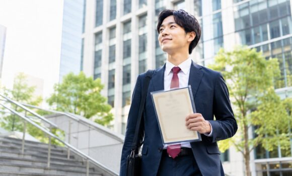 資格を取得して就職活動に臨むビジネスパーソン