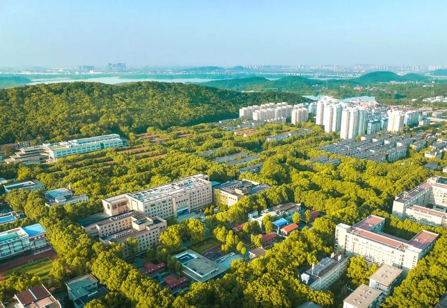 緑豊かな華中科技大学のキャンパス全景