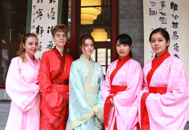 漢服体験をする留学生