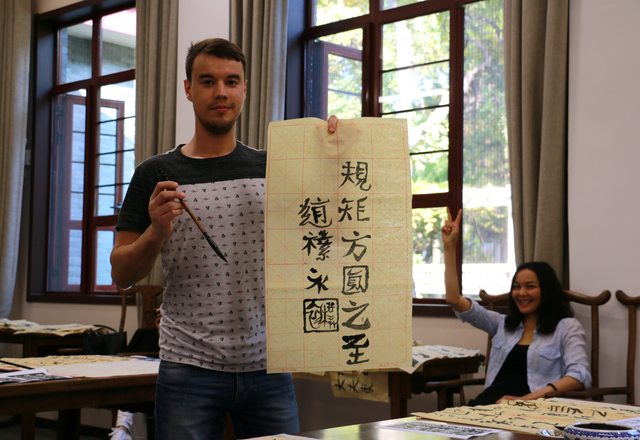 書道体験をする留学生