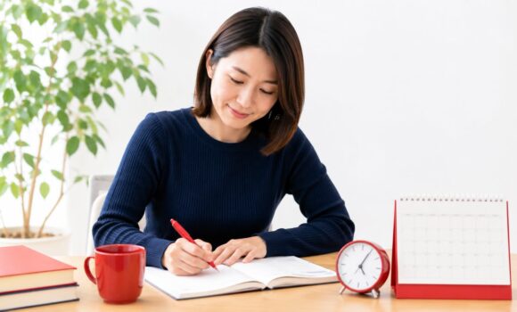 カレンダーと時計を見ながら中国語の学習計画を立てる学習者