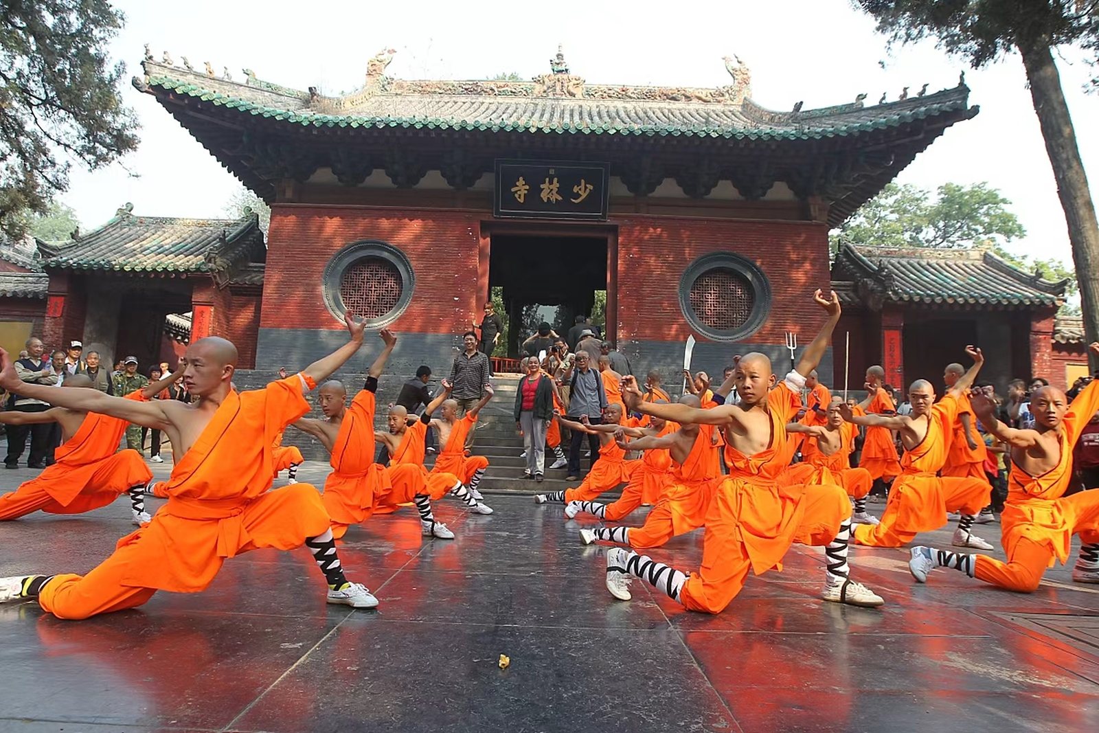 少林寺の山門前で行われる少林武術の演武