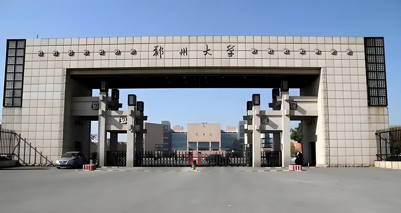 鄭州大学の石造りの校門