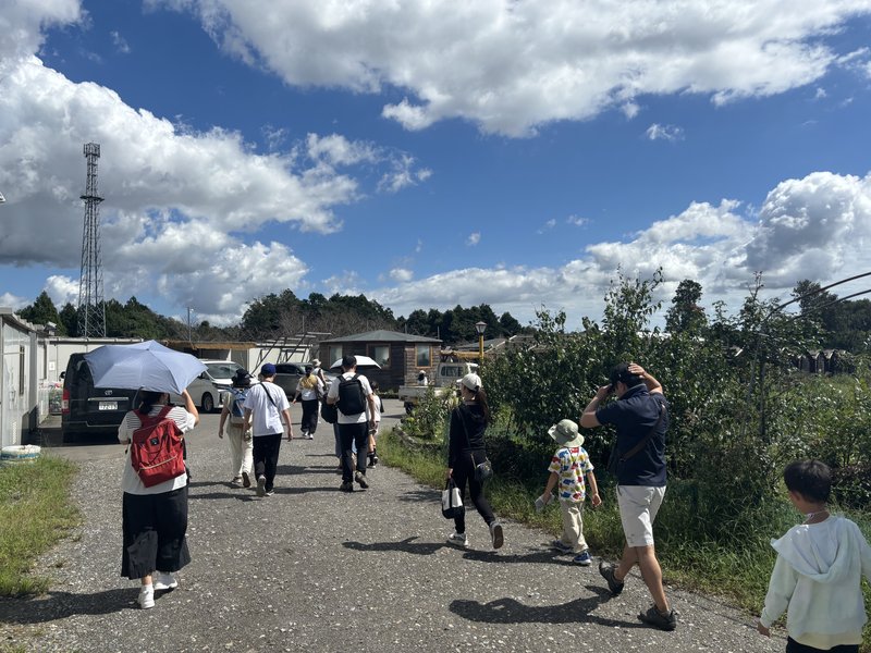 農園の通路を歩いて畑へ向かう参加者