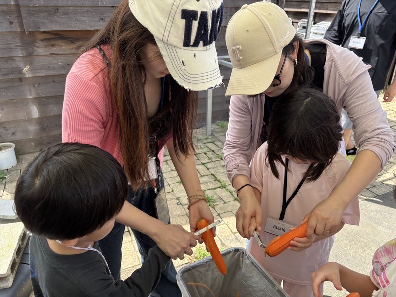 野菜を切る子どもたち