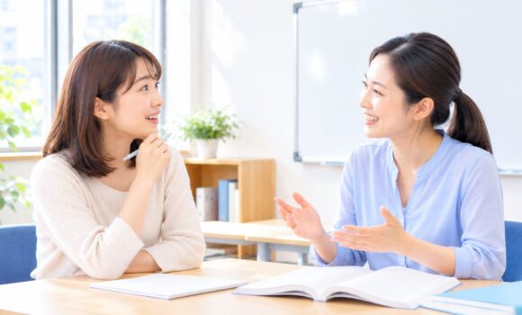 中国語で会話しながらうなずき合う学習者と講師