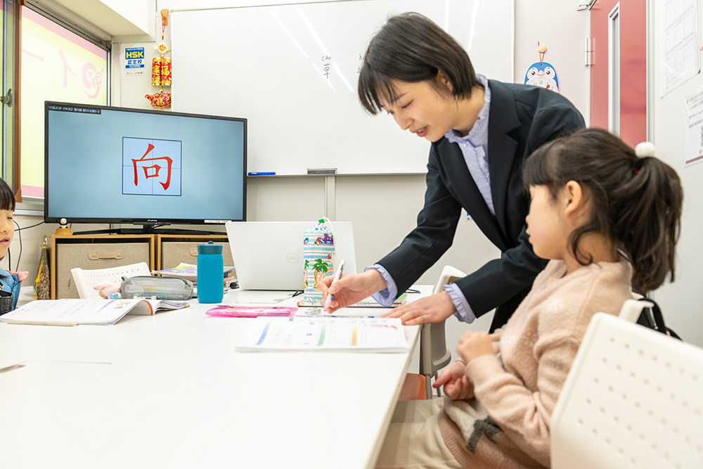 講師が子どもに個別に教える様子