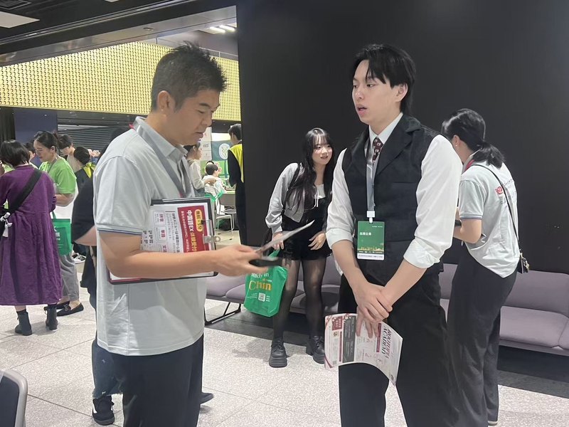 来場者と立ち話で学習相談をするスタッフ
