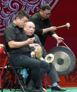 銅鑼を打つ京劇の楽師たち